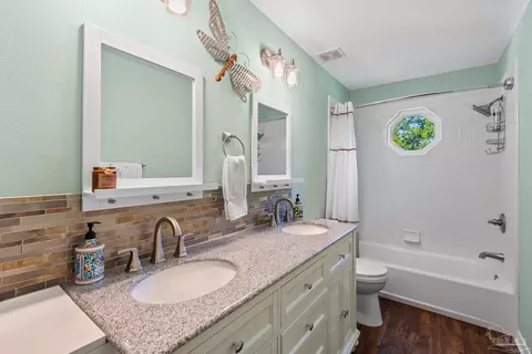 Bath - 7232 Bayshore Dr, Milton, FL 32583 photo 4 of 5