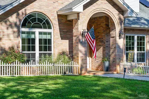 Exterior - 7232 Bayshore Dr, Milton, FL 32583 photo 4 of 13