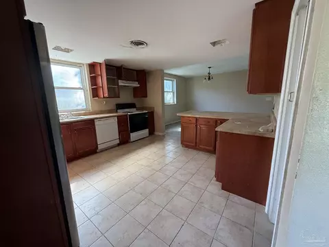 Kitchen - 305 Calhoun Ave, Pensacola, FL 32507 photo 1 of 3