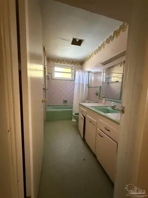 Bath - 305 Calhoun Ave, Pensacola, FL 32507 photo 5 of 7