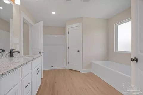Bath - 7721 Piper Cir, Milton, FL 32583 photo 4 of 4