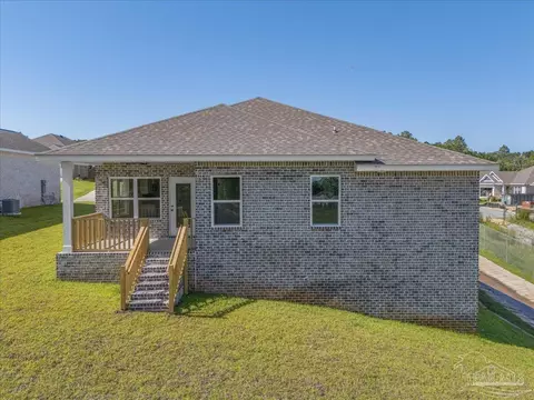 Exterior - 7721 Piper Cir, Milton, FL 32583 photo 6 of 9