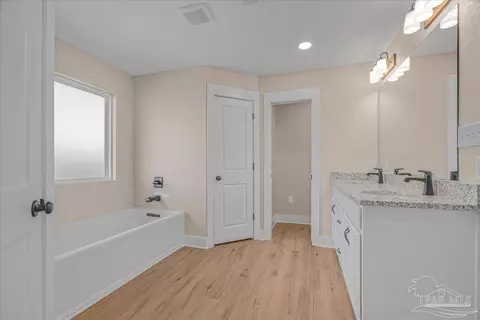 Bath - 7721 Piper Cir, Milton, FL 32583 photo 2 of 4