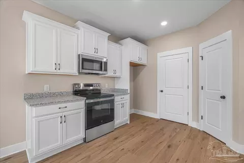 Entry Way - 7721 Piper Cir, Milton, FL 32583 photo 3 of 3