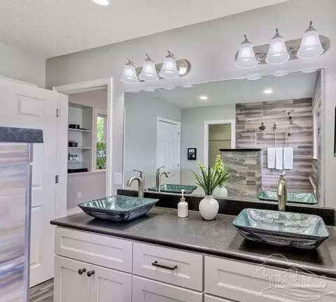 Bath - 2159 Liberty Loop Rd, Cantonment, FL 32533 photo 5 of 7