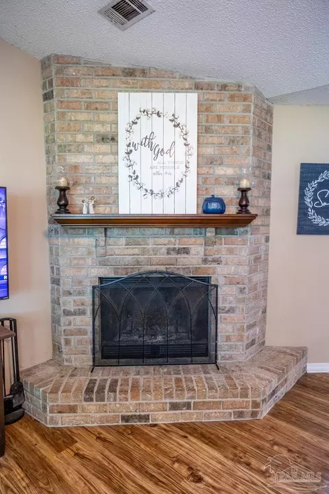 5905 Castle Dr, Milton, FL 32570 photo 6
