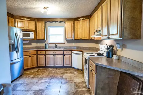 5905 Castle Dr, Milton, FL 32570 photo 2