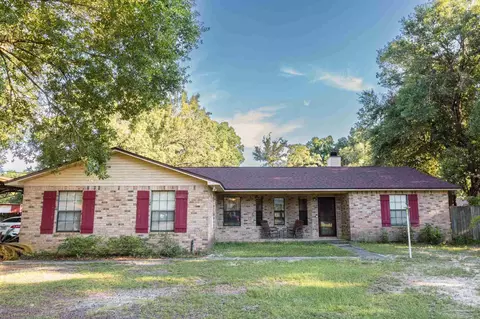 5905 Castle Dr, Milton, FL 32570