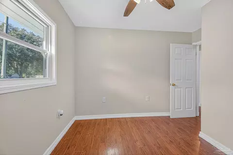 Bedroom - 6524 Oakcrest Rd, Milton, FL 32570 photo 3 of 8
