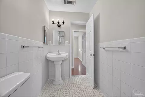 Bath - 6524 Oakcrest Rd, Milton, FL 32570 photo 3 of 3