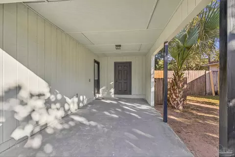 Exterior - 6524 Oakcrest Rd, Milton, FL 32570 photo 2 of 6