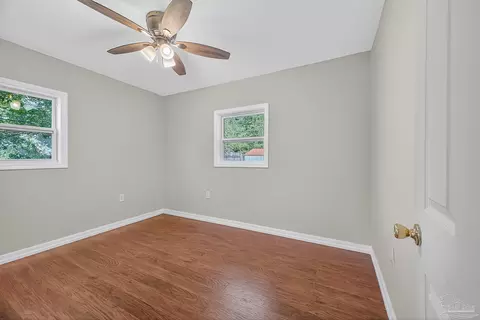 Bedroom - 6524 Oakcrest Rd, Milton, FL 32570 photo 4 of 8