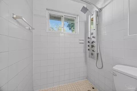 Bath - 6524 Oakcrest Rd, Milton, FL 32570 photo 2 of 3