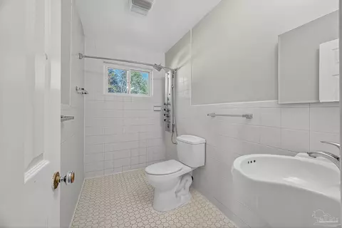 Bath - 6524 Oakcrest Rd, Milton, FL 32570 photo 1 of 3