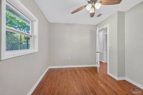 Bedroom - 6524 Oakcrest Rd, Milton, FL 32570 photo 5 of 8