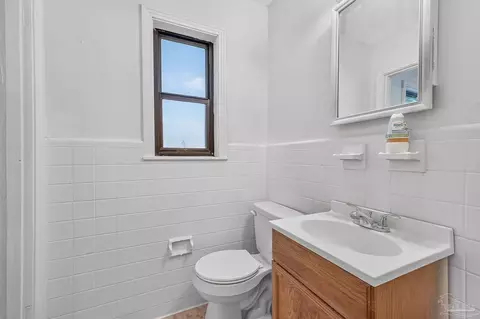 Bath - 6571 Cedar St, Milton, FL 32570 photo 4 of 5