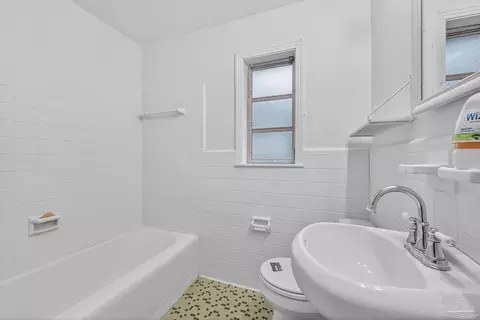 Bath - 6571 Cedar St, Milton, FL 32570 photo 2 of 5