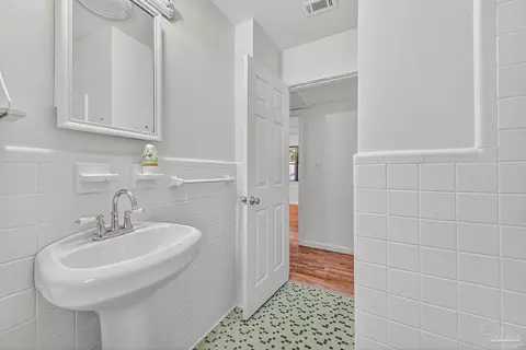 Bath - 6571 Cedar St, Milton, FL 32570 photo 3 of 5