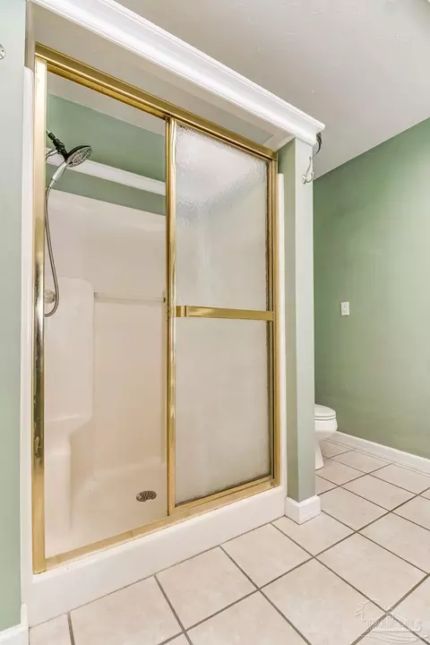 Bath - 7619 Lakeside Dr, Milton, FL 32583 photo 6 of 8