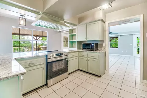 Kitchen - 7619 Lakeside Dr, Milton, FL 32583 photo 4 of 7