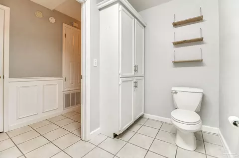 Bath - 7619 Lakeside Dr, Milton, FL 32583 photo 4 of 8