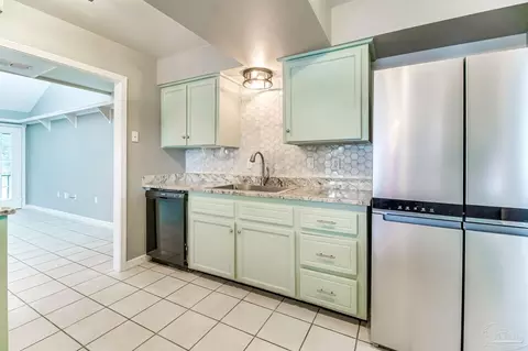 Kitchen - 7619 Lakeside Dr, Milton, FL 32583 photo 5 of 7