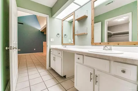 Bath - 7619 Lakeside Dr, Milton, FL 32583 photo 2 of 8