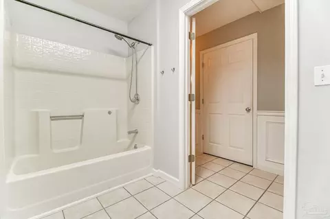 Bath - 7619 Lakeside Dr, Milton, FL 32583 photo 5 of 8