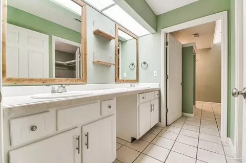 Bath - 7619 Lakeside Dr, Milton, FL 32583 photo 3 of 8