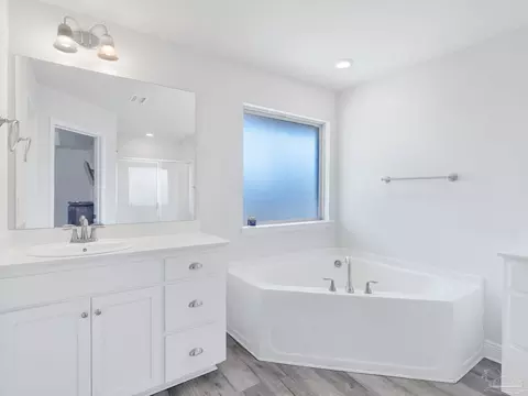 Bath - 5956 Parsonage Cir, Milton, FL 32570 photo 4 of 6