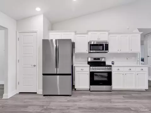 Kitchen - 5956 Parsonage Cir, Milton, FL 32570 photo 2 of 4