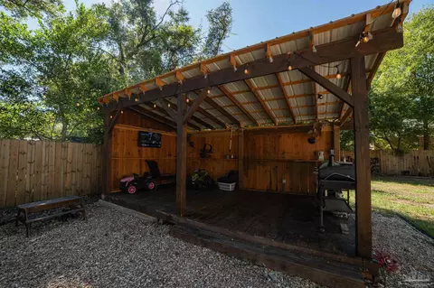 Exterior - 6485 Hamilton Bridge Rd, Milton, FL 32570 photo 5 of 7