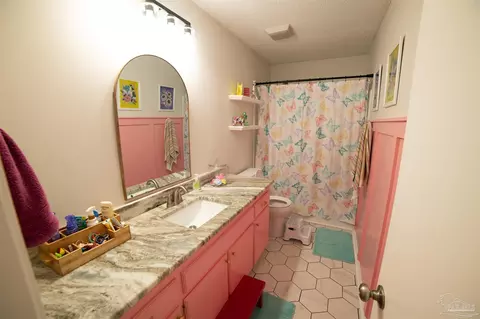 Bath - 6485 Hamilton Bridge Rd, Milton, FL 32570 photo 1 of 1