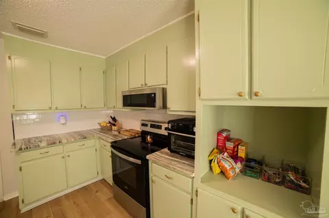 Kitchen - 6485 Hamilton Bridge Rd, Milton, FL 32570 photo 2 of 3
