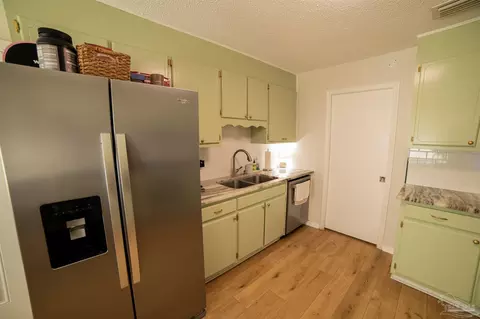 Kitchen - 6485 Hamilton Bridge Rd, Milton, FL 32570 photo 3 of 3