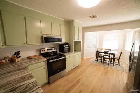 Kitchen - 6485 Hamilton Bridge Rd, Milton, FL 32570 photo 1 of 3