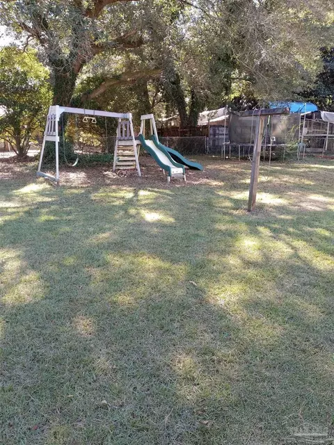 Exterior - 5721 Pine Dr, Milton, FL 32583 photo 4 of 6