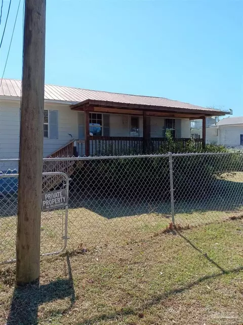 Exterior - 5721 Pine Dr, Milton, FL 32583 photo 1 of 6
