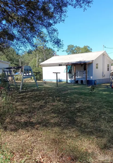 Exterior - 5721 Pine Dr, Milton, FL 32583 photo 3 of 6