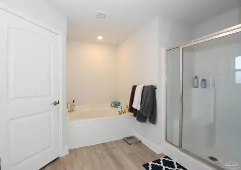 Bath - 6117 Parsonage Cir, Milton, FL 32570 photo 2 of 3