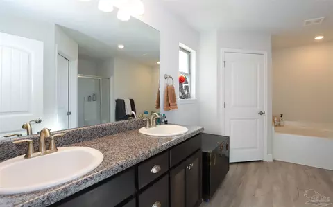 Bath - 6117 Parsonage Cir, Milton, FL 32570 photo 1 of 3