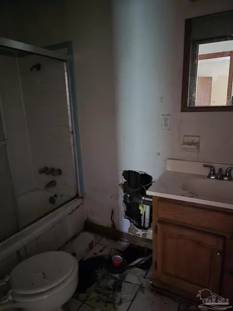 Bath - 746 Tate Rd, Cantonment, FL 32533 photo 3 of 5