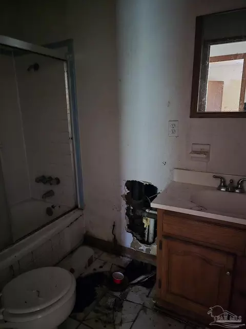 Bath - 746 Tate Rd, Cantonment, FL 32533 photo 2 of 5