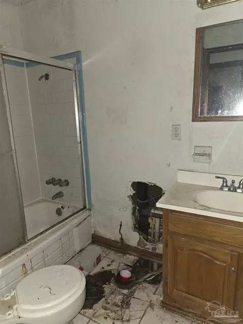 Bath - 746 Tate Rd, Cantonment, FL 32533 photo 4 of 5