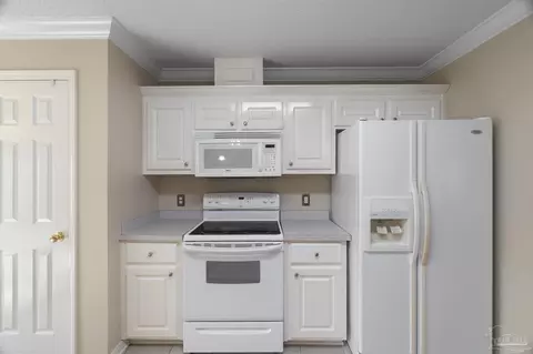 Kitchen - 4825 Broadleaf Dr, Pace, FL 32571 photo 4 of 5