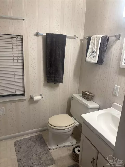 Bath - 5246 Old River Rd, Baker, FL 32531 photo 1 of 13