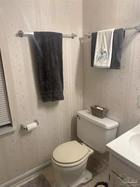Bath - 5246 Old River Rd, Baker, FL 32531 photo 2 of 13
