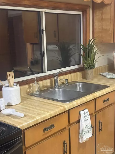 Kitchen - 5246 Old River Rd, Baker, FL 32531 photo 5 of 10