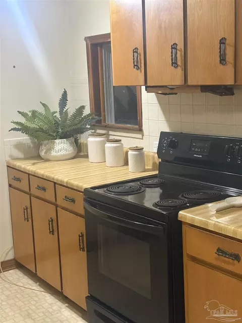 Kitchen - 5246 Old River Rd, Baker, FL 32531 photo 8 of 10