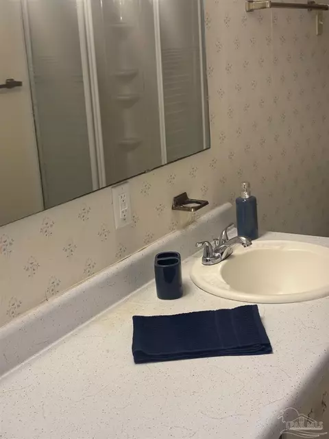 Bath - 5246 Old River Rd, Baker, FL 32531 photo 11 of 13
